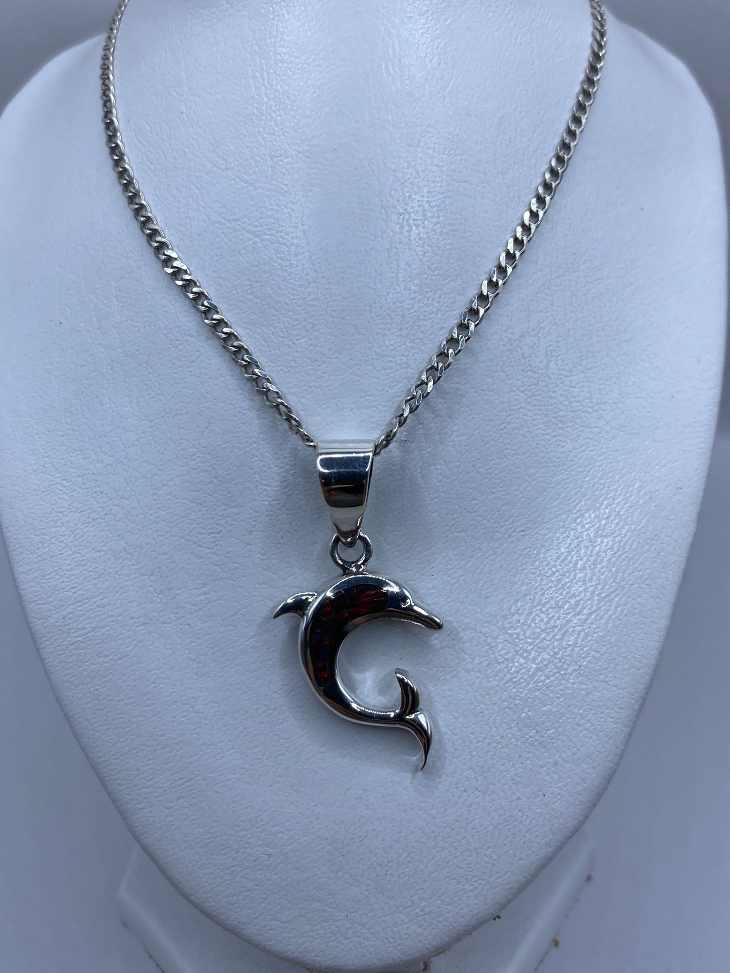 Detalle del engaste a mano del ópalo de fuego en plata .950