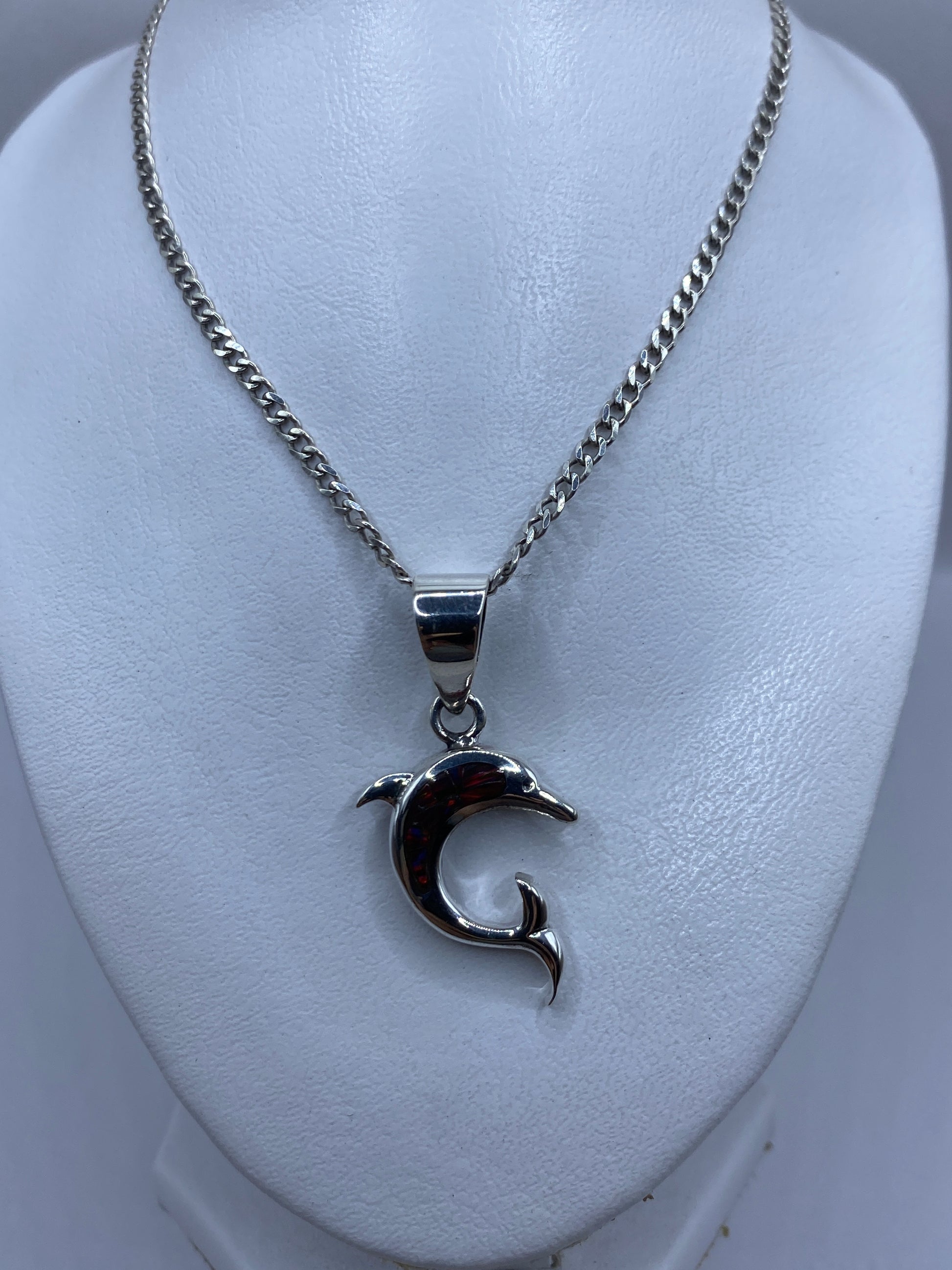 Detalle del engaste a mano del ópalo de fuego en plata .950