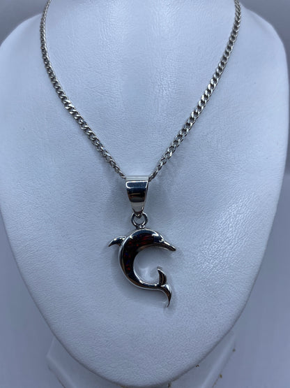 Detalle del engaste a mano del ópalo de fuego en plata .950