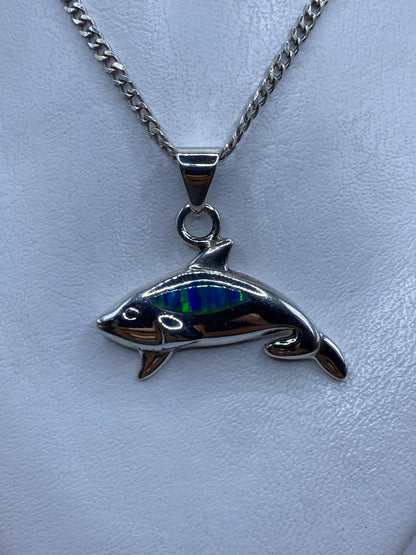 Dije de orca en plata .925 con ópalo de fuego azul colgando de una cadena de plata