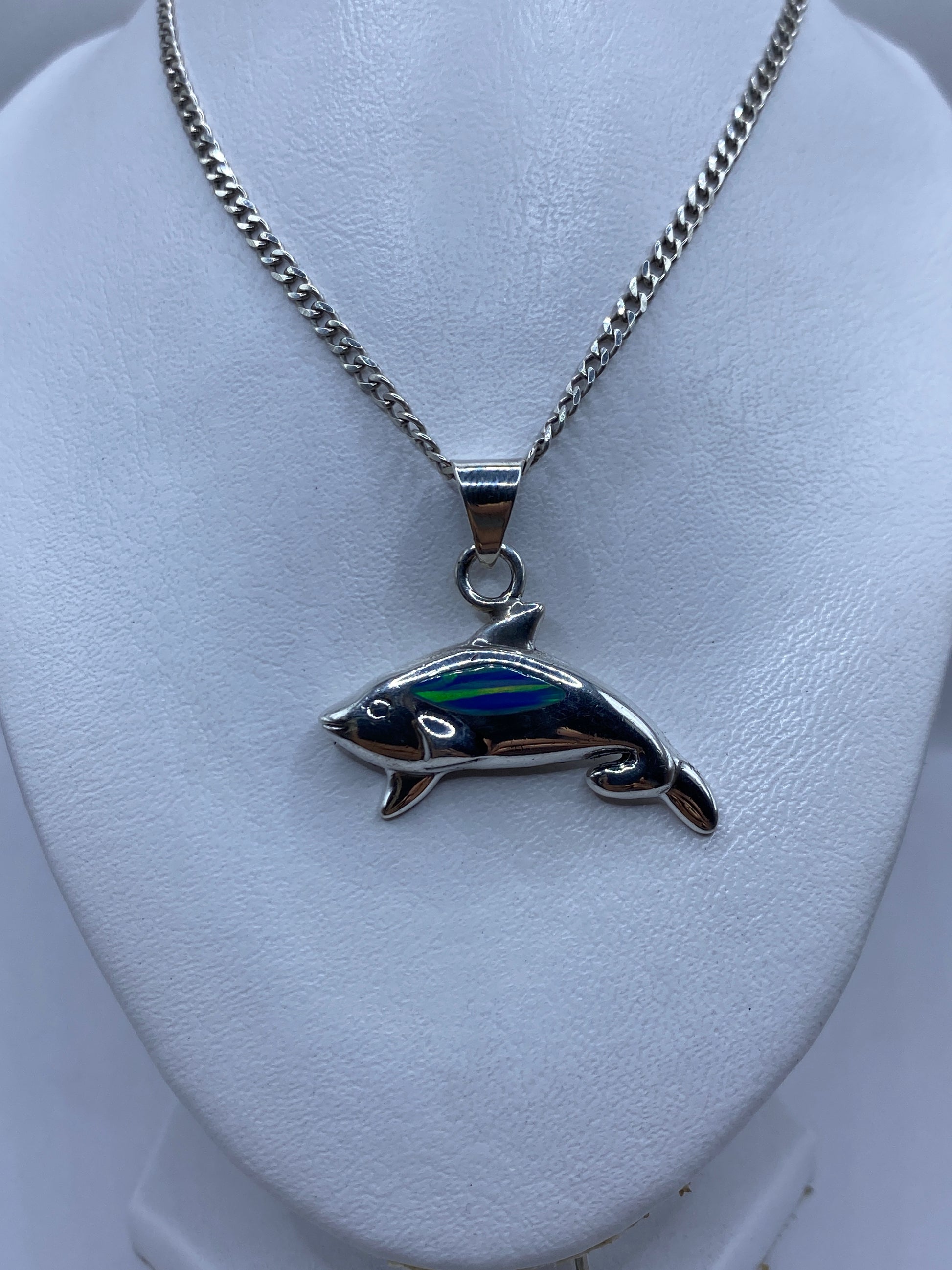 Ballena de plata .925 Taxco con incrustación de piedra azul brillante