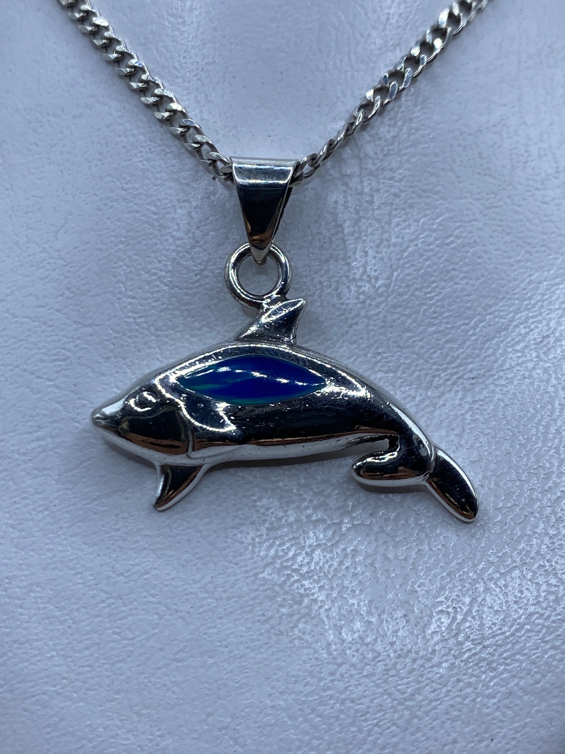 Dije tiburón de plata .925 con cuarzo azul engastado, vista frontal
