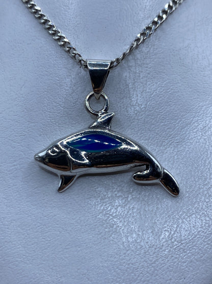 Dije tiburón de plata .925 con cuarzo azul engastado, vista frontal