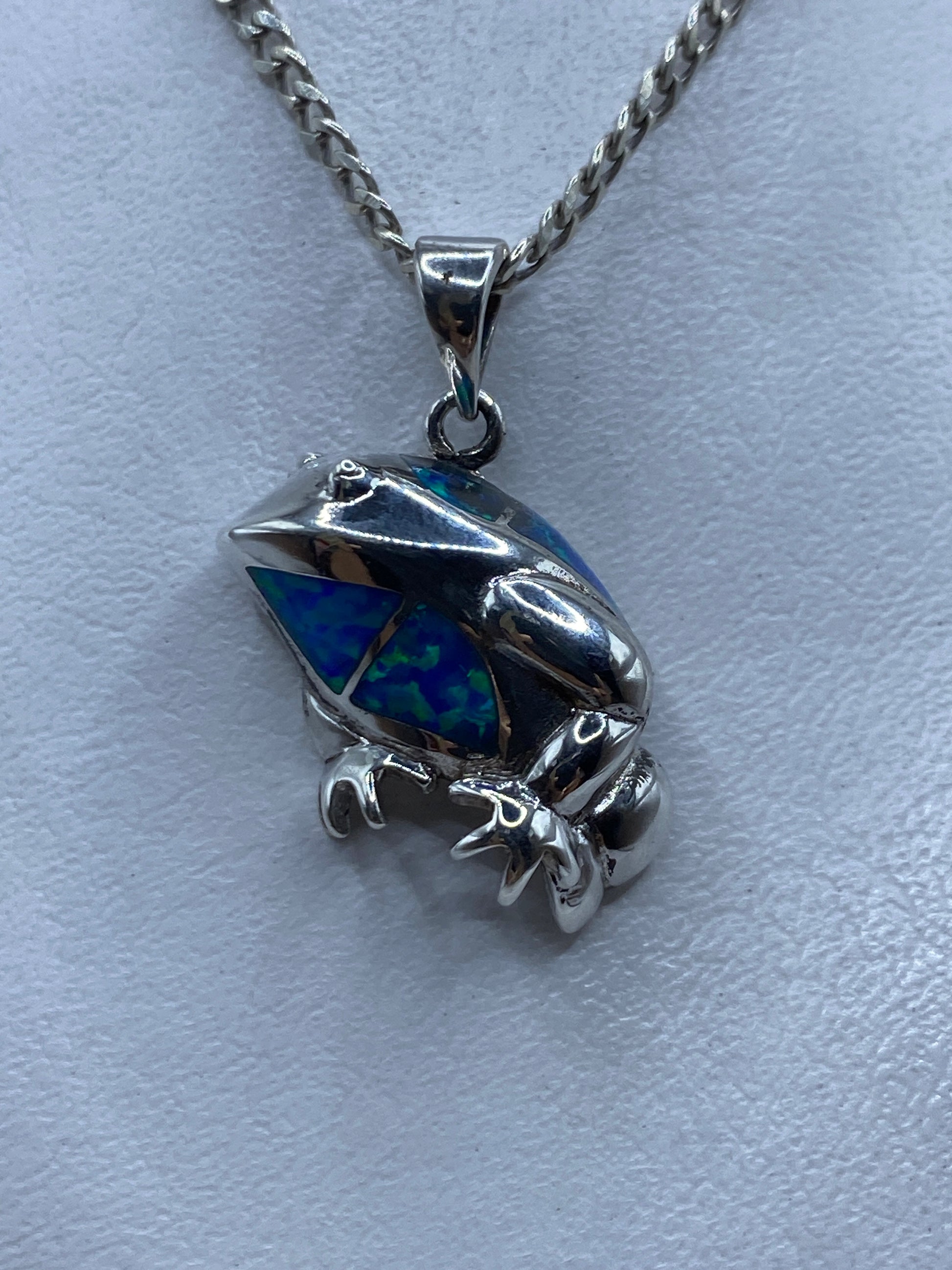 Dije de plata .925 con ópalo de fuego azul sobre cadena de plata cálida