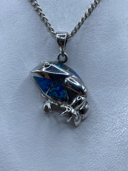 Dije de plata .925 con ópalo de fuego azul sobre cadena de plata cálida