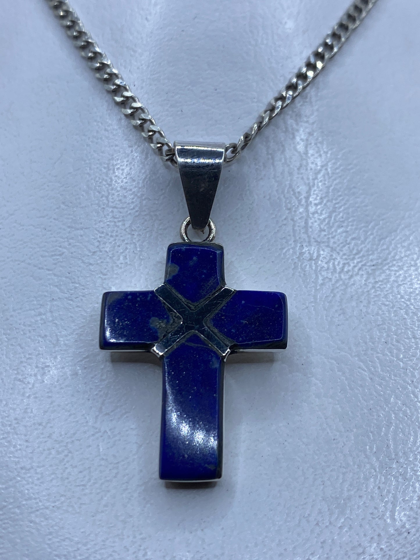 Dije cruz de plata .950 con lapis lazuli azul engastado a mano