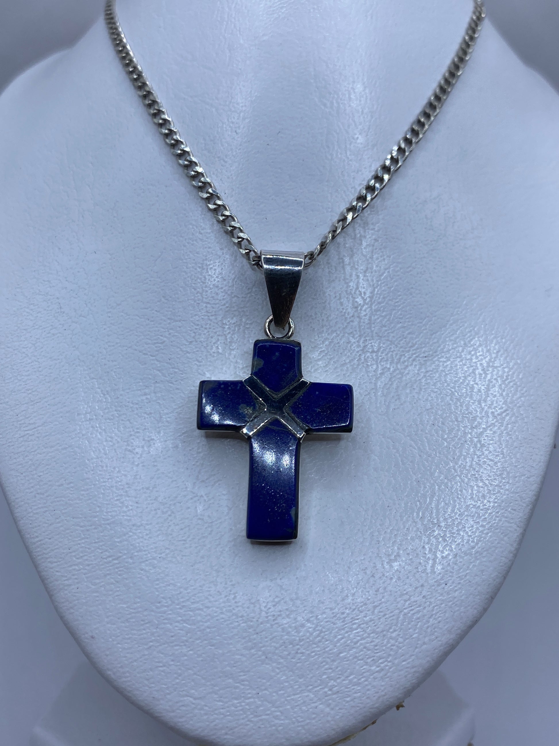 Detalle del engaste de la piedra azul en la cruz de plata
