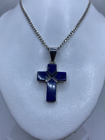 Detalle del engaste de la piedra azul en la cruz de plata