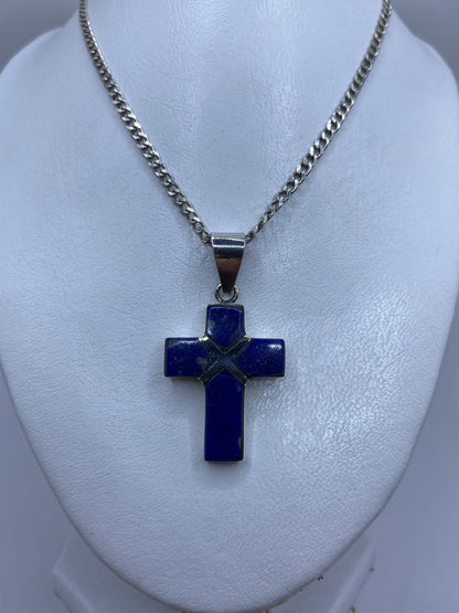 Dije cruz de 4.5 cm sobre regla mostrando el tamaño real