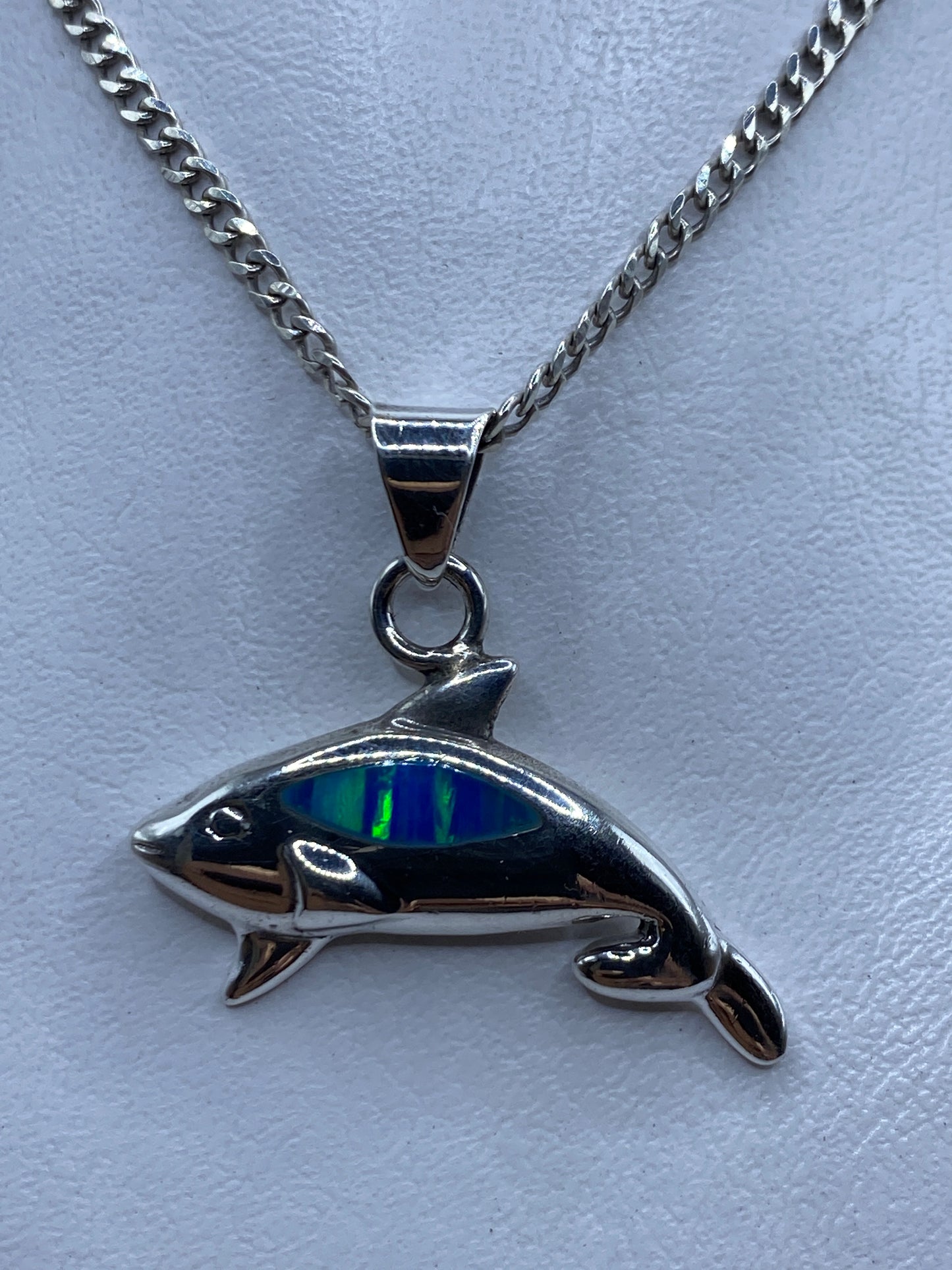 Dije de ballena en plata .925 con ópalo de fuego azul engastado, colgando de cadena curb