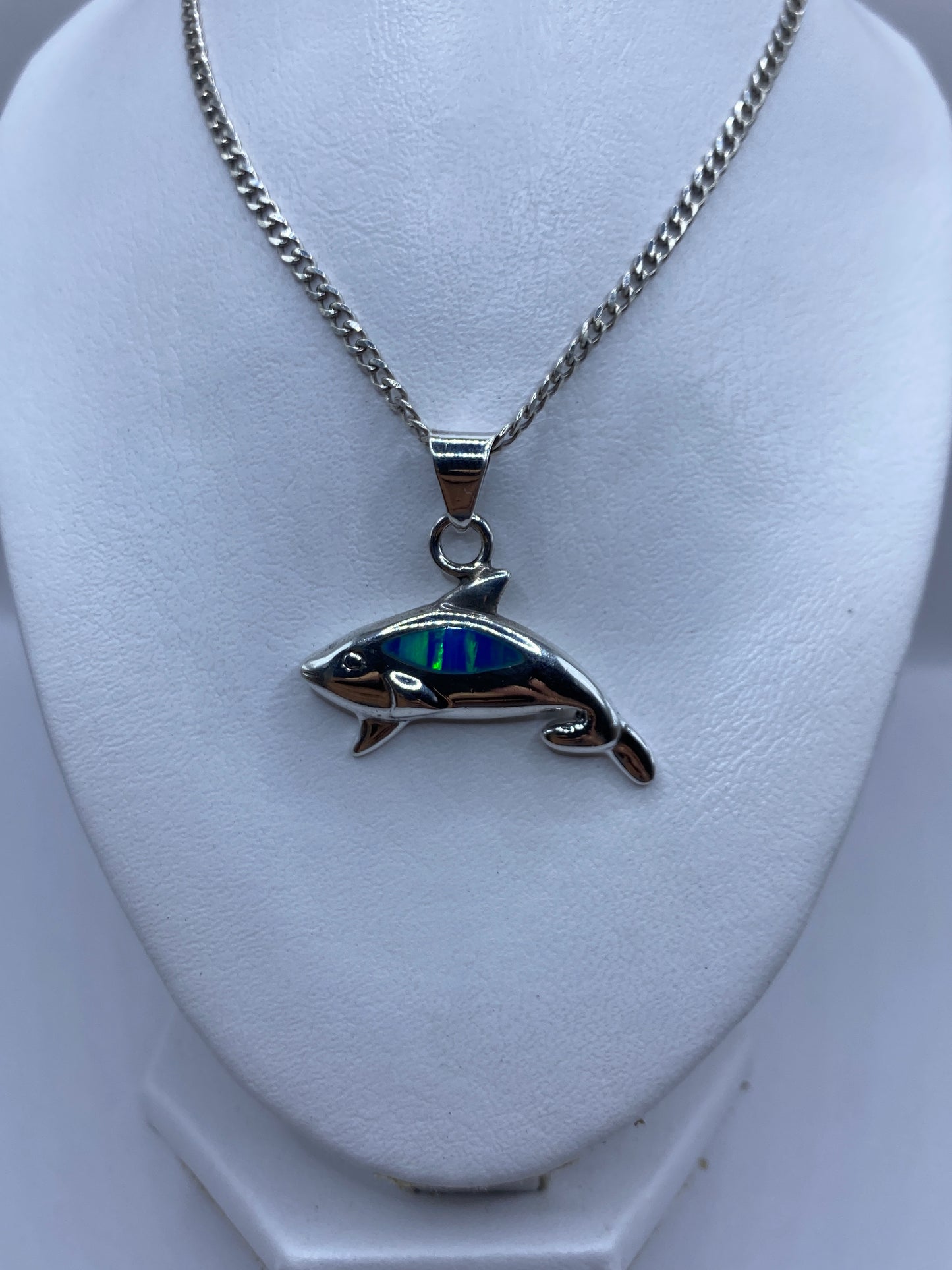 Detalle del ópalo de fuego azul en la espalda de la ballena de plata — vista frontal