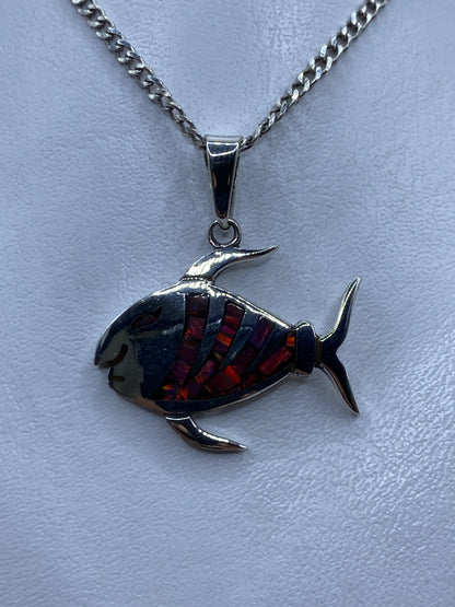 Dije pez de plata .950 con ópalo de fuego multicolor incrustado, colgando de una cadena eslabón