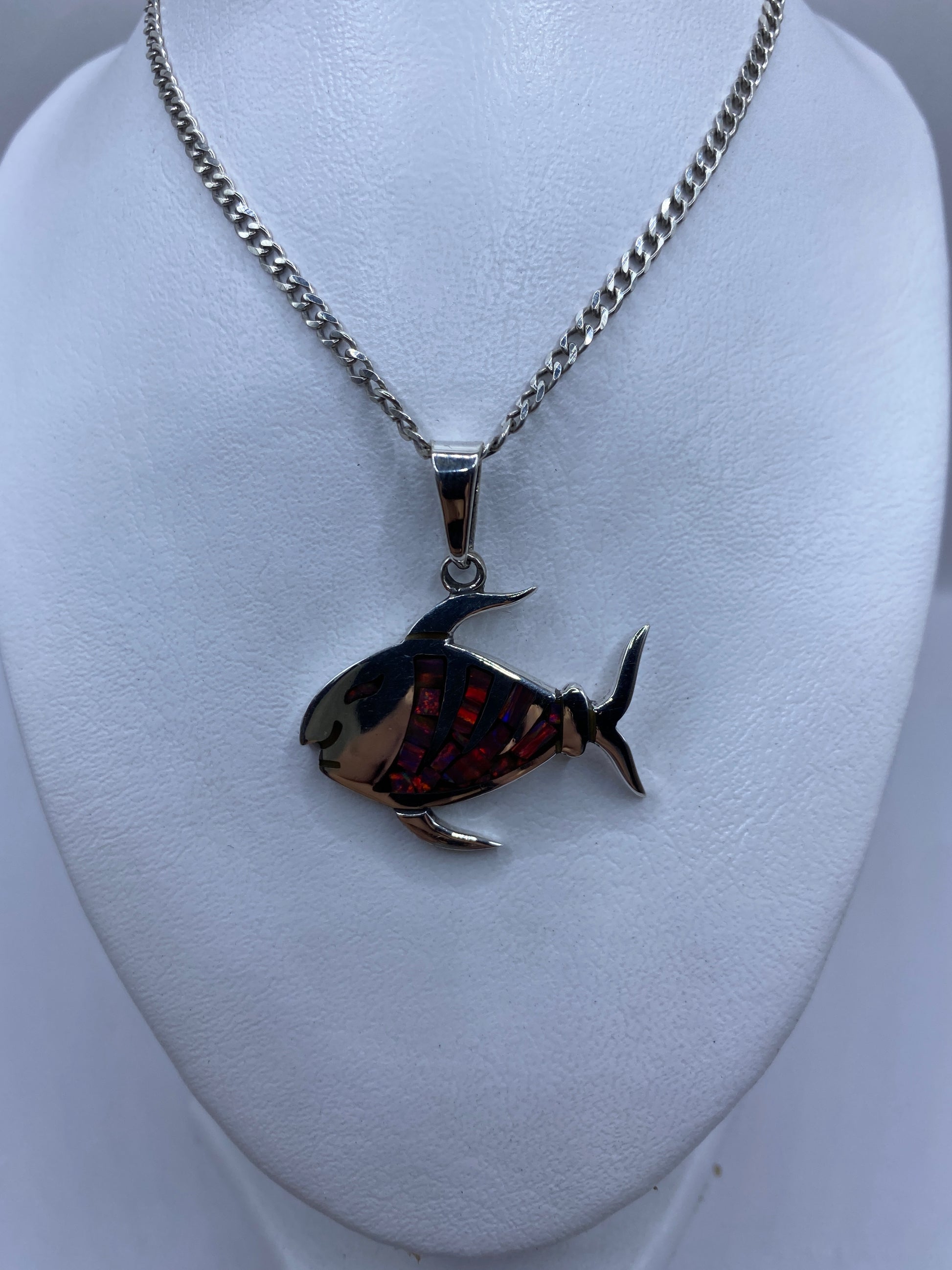 Dije pez sobre regla, midiendo 4.4 cm de largo