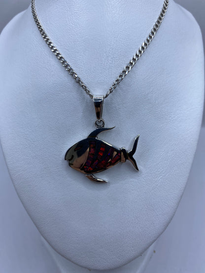 Dije pez sobre regla, midiendo 4.4 cm de largo