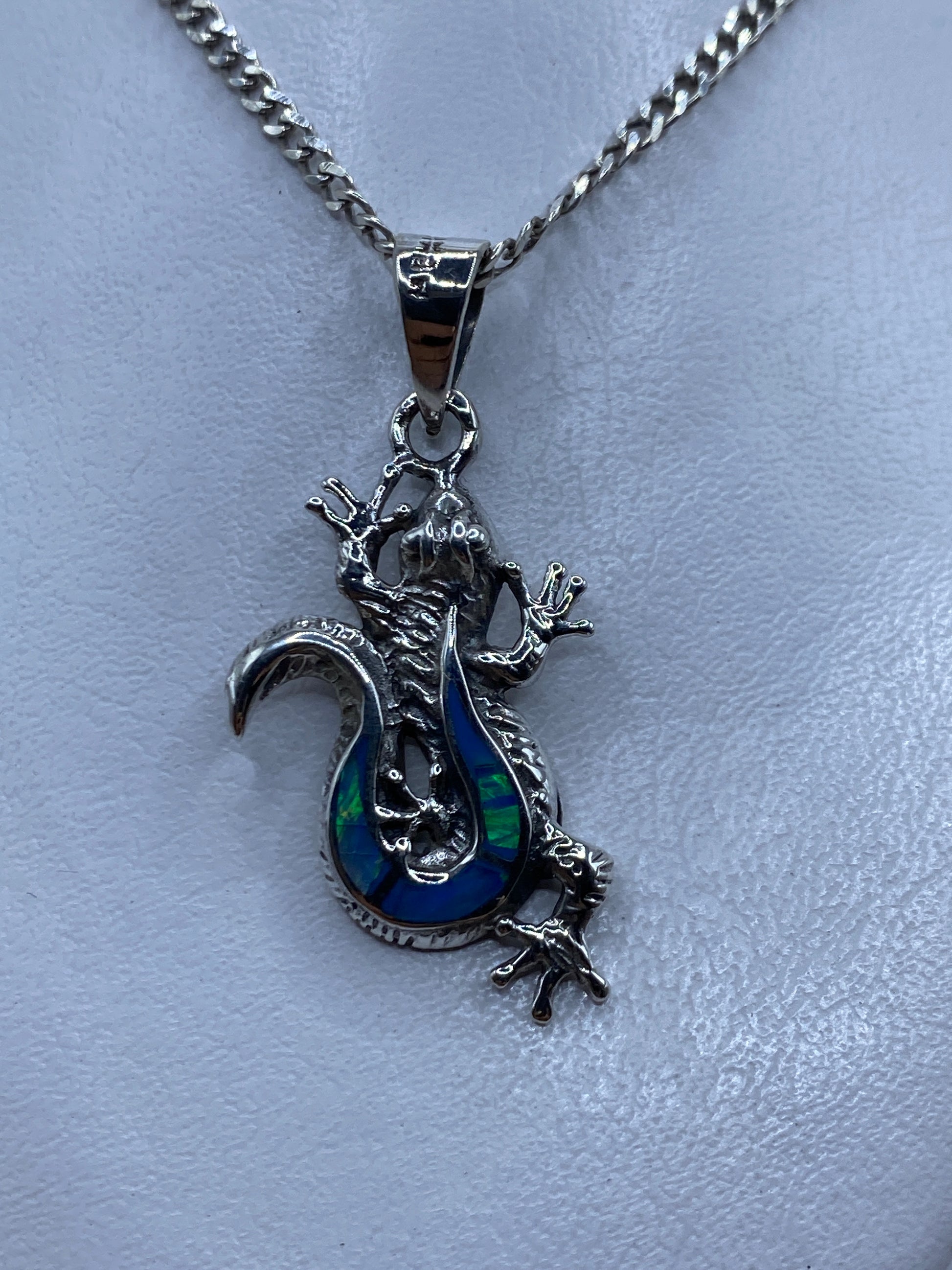 Dije dragón prehispánico en plata .950 con Ópalo de Fuego azul cielo, colgado de cadena curb
