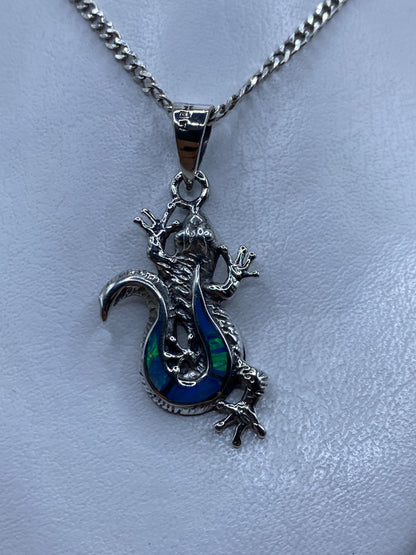Dije dragón prehispánico en plata .950 con Ópalo de Fuego azul cielo, colgado de cadena curb