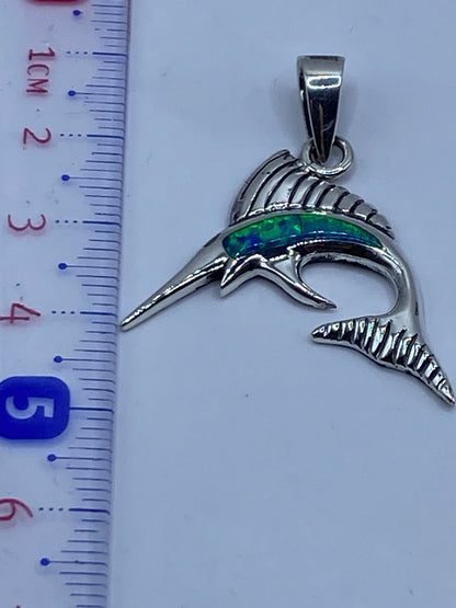 Reverso del dije marlin mostrando el Quinto .950 y la textura de fundición