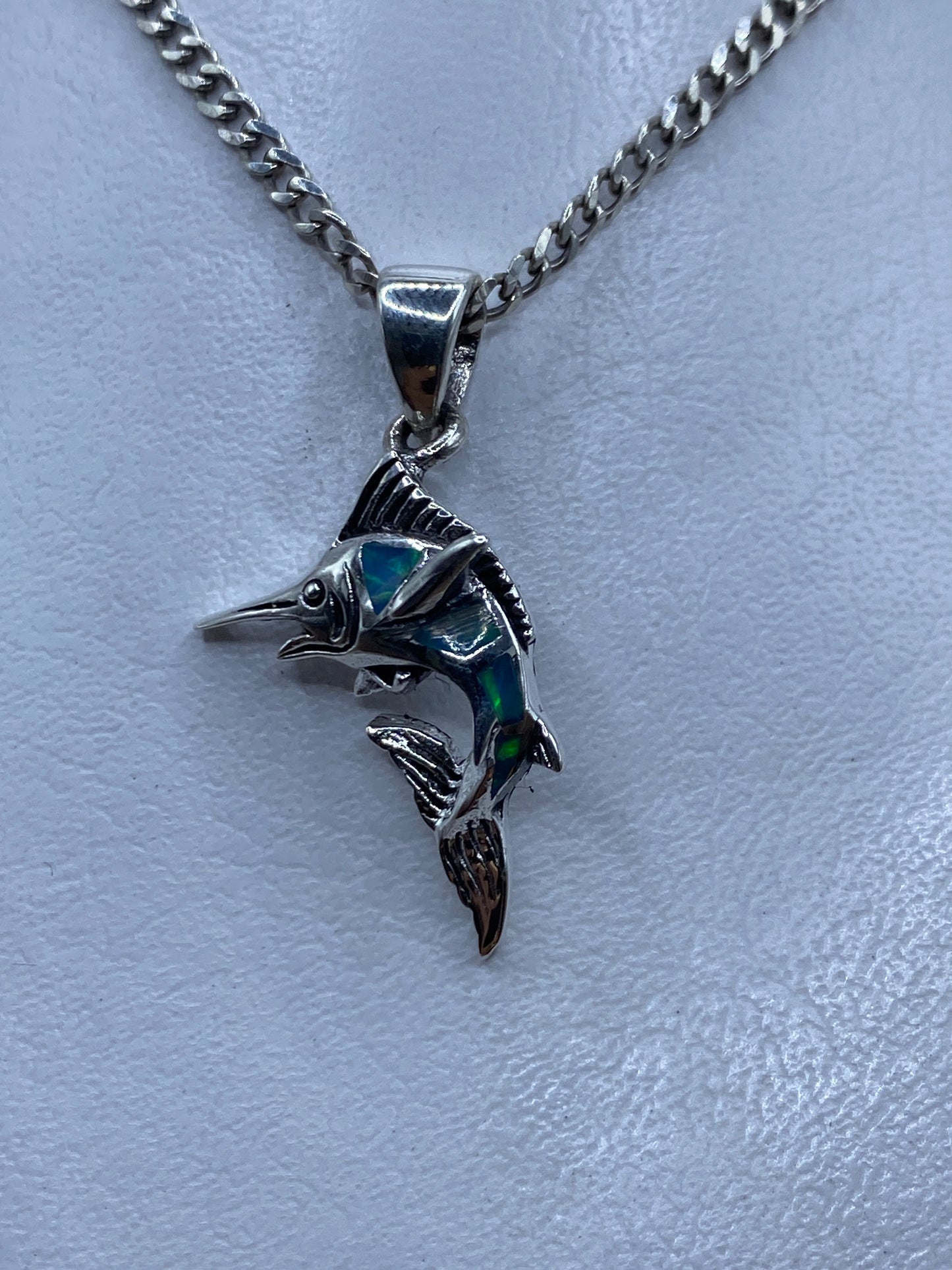 Dije pez vela en plata .925 con ópalo de fuego azul sobre fondo gris