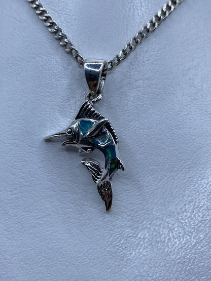 Dije pez vela en plata .925 con ópalo de fuego azul sobre fondo gris