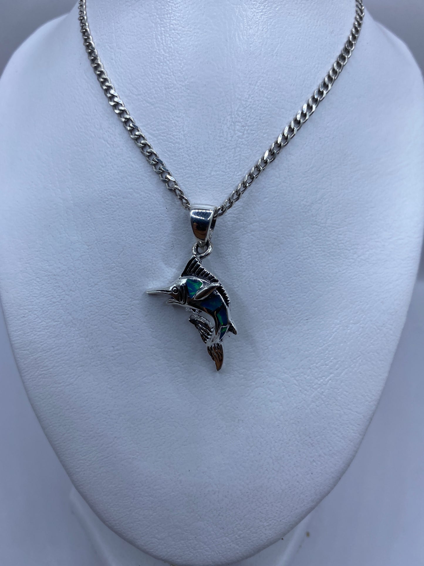 Dije puesto en cadena de plata mostrando el tamaño real de 4 cm