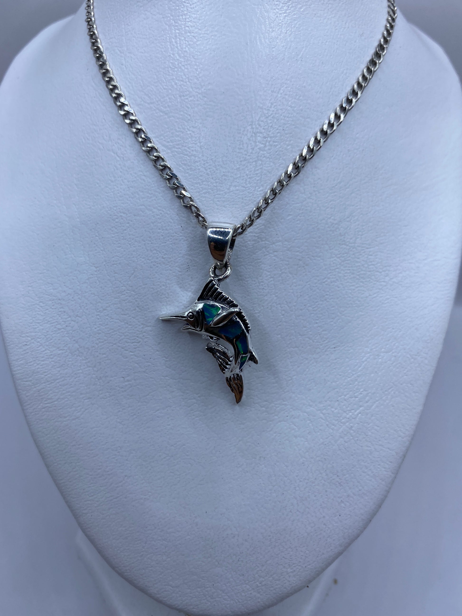 Dije puesto en cadena de plata mostrando el tamaño real de 4 cm