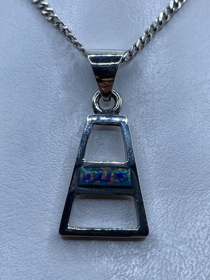 Dije de plata trapezoideal con Ópalo de Fuego azul engastado, colgando de cadena de plata