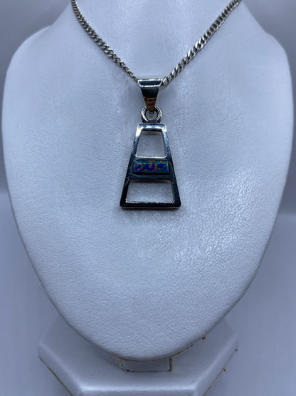 Detalle del Ópalo de Fuego azul engastado a mano en la plata .950