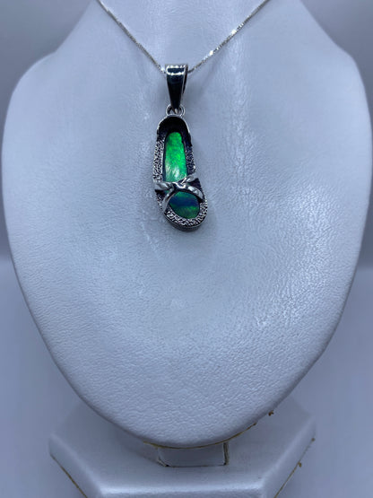 Detalle del ópalo de fuego azul verdoso en el engaste de plata .950