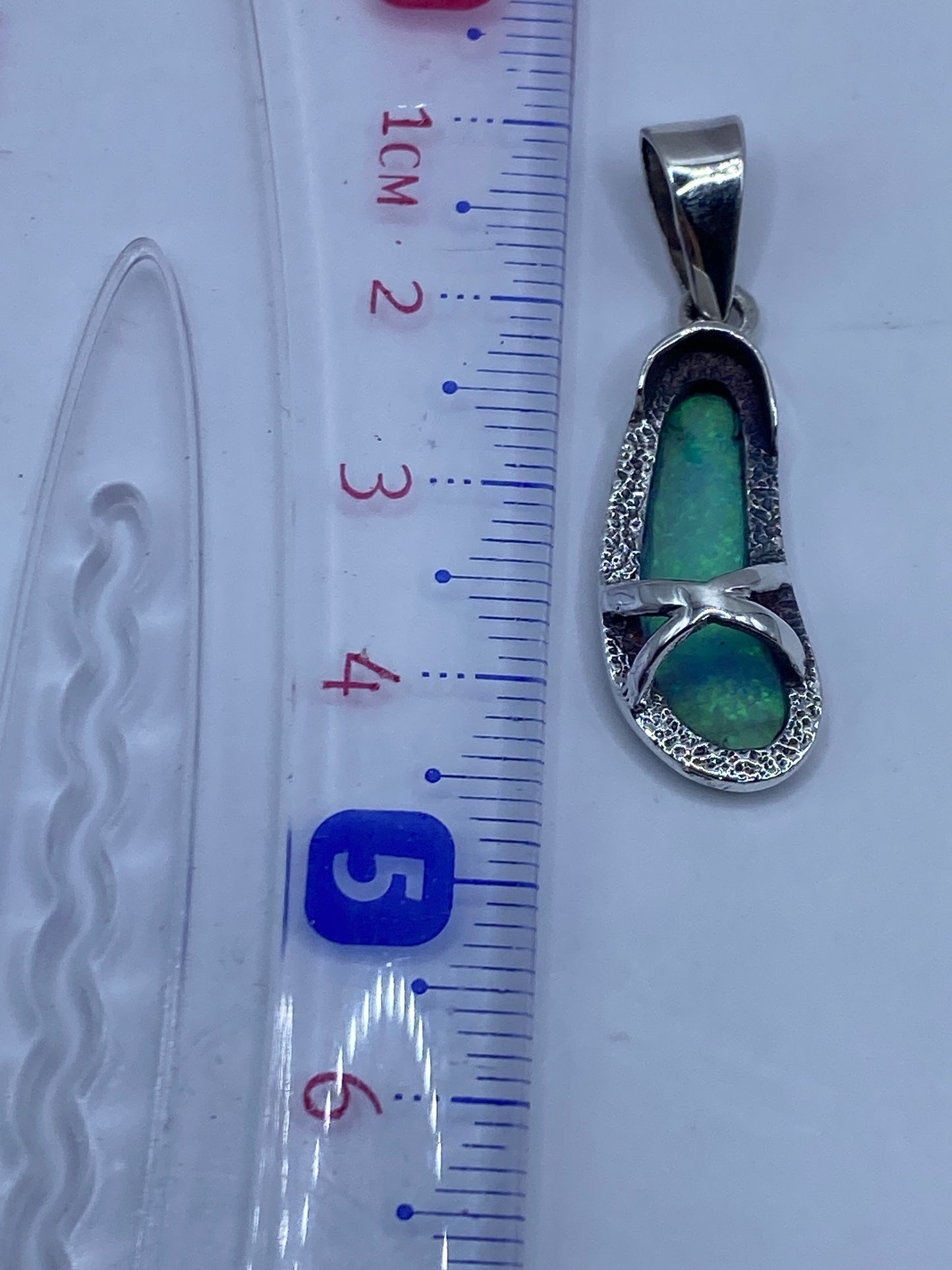 Sello 950 en el colgador de plata del dije de ópalo