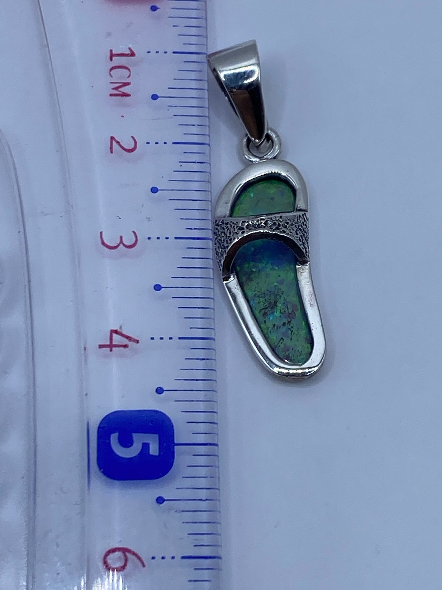 Dije sobre regla de centímetros mostrando 4.2 cm de largo exacto