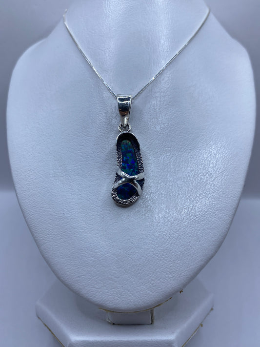 Detalle del engaste a mano del ópalo azul en plata .950, mostrando el trabajo artesanal