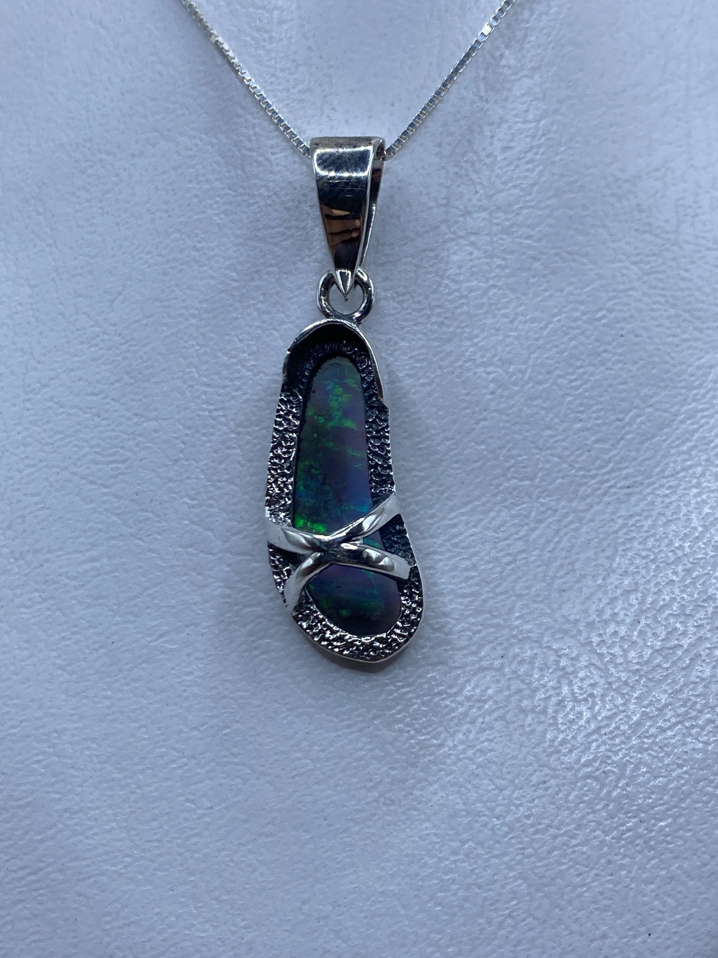 Dije de plata con ópalo de fuego azul cielo, colgante con destellos verdes y azules