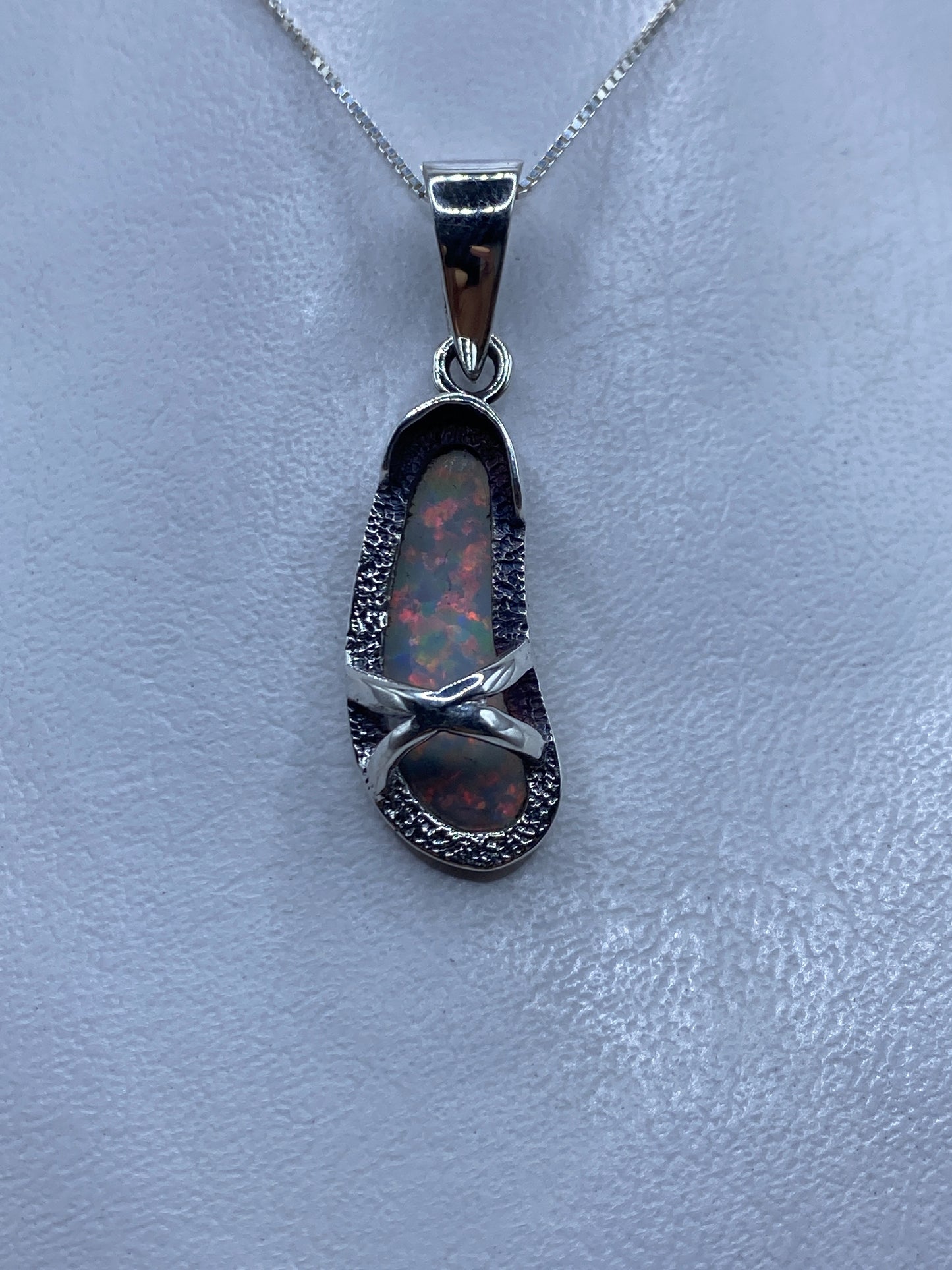 Dije de plata .925 con Ópalo de Fuego multicolor, largo 4.3 cm, colgando de cadena fina