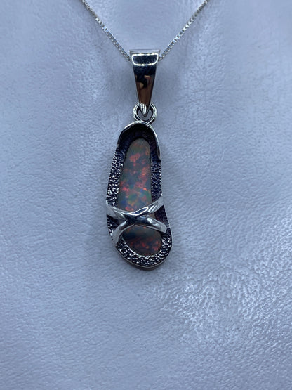 Dije de plata .925 con Ópalo de Fuego multicolor, largo 4.3 cm, colgando de cadena fina