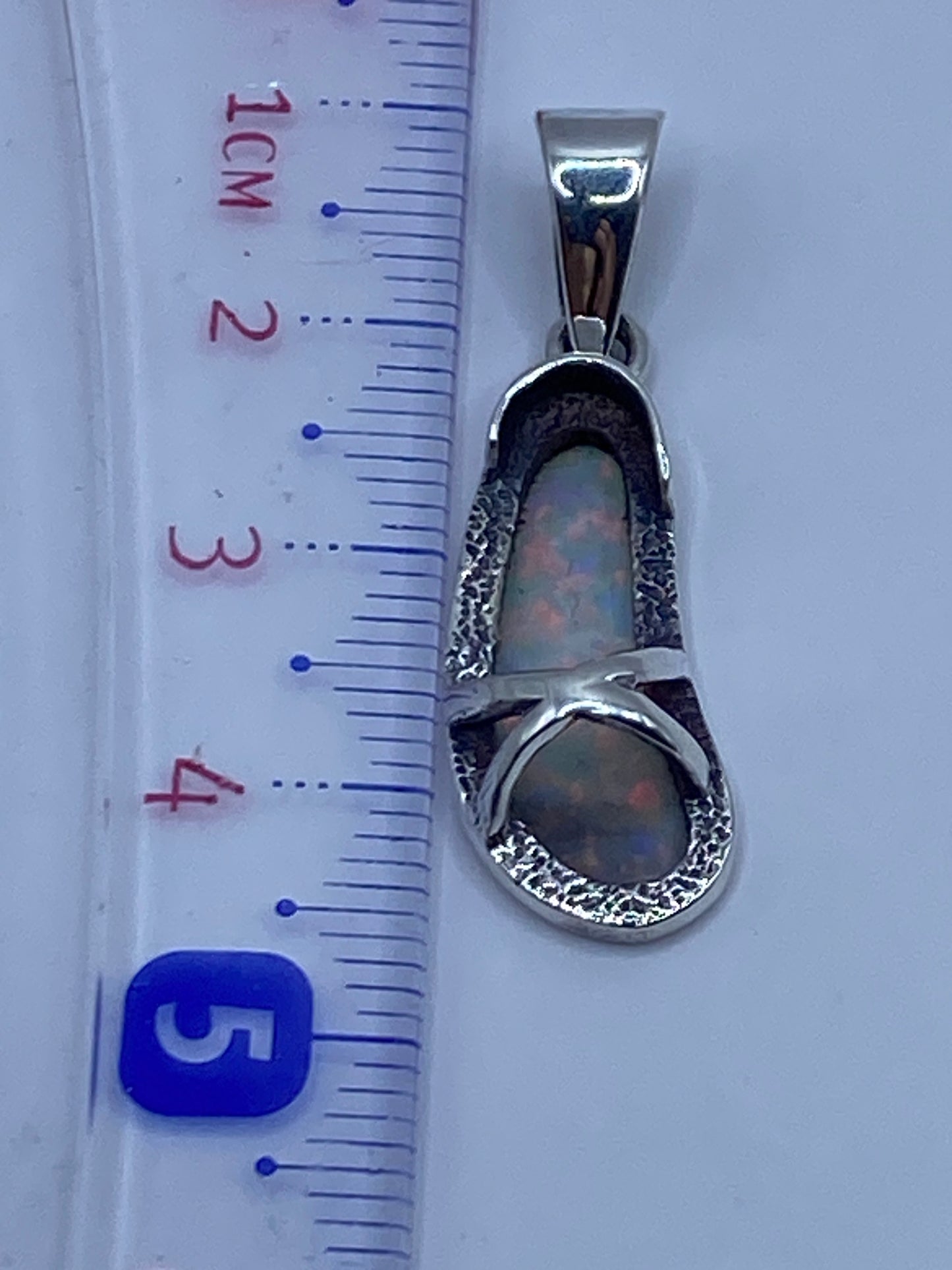 Dije sobre escala métrica confirmando largo de 4.3 cm, peso 2.7 g