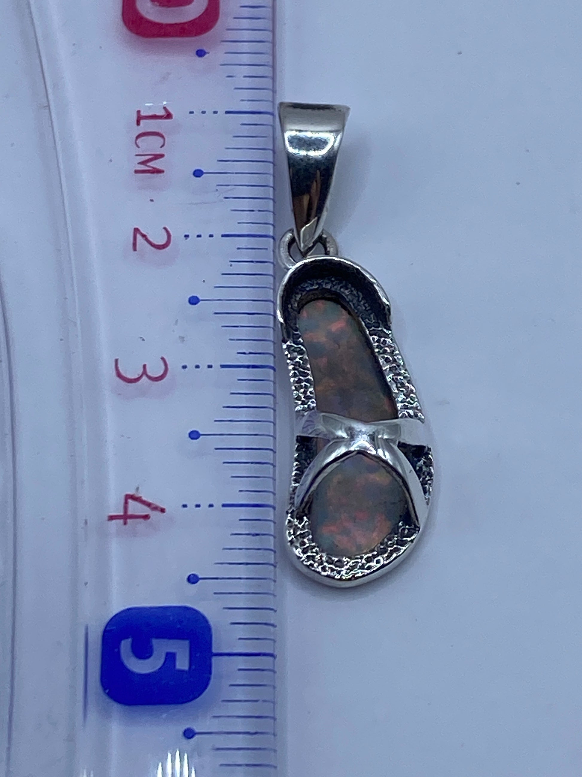 Medición del dije: 4.2 cm de largo, peso 2.5 g