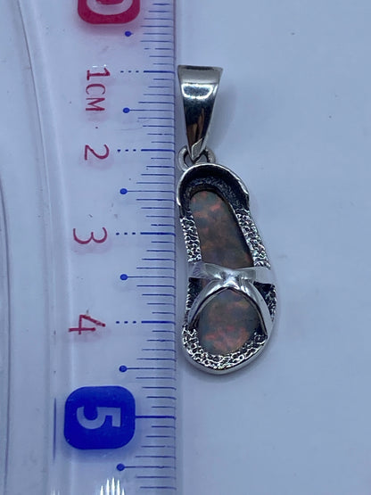 Medición del dije: 4.2 cm de largo, peso 2.5 g