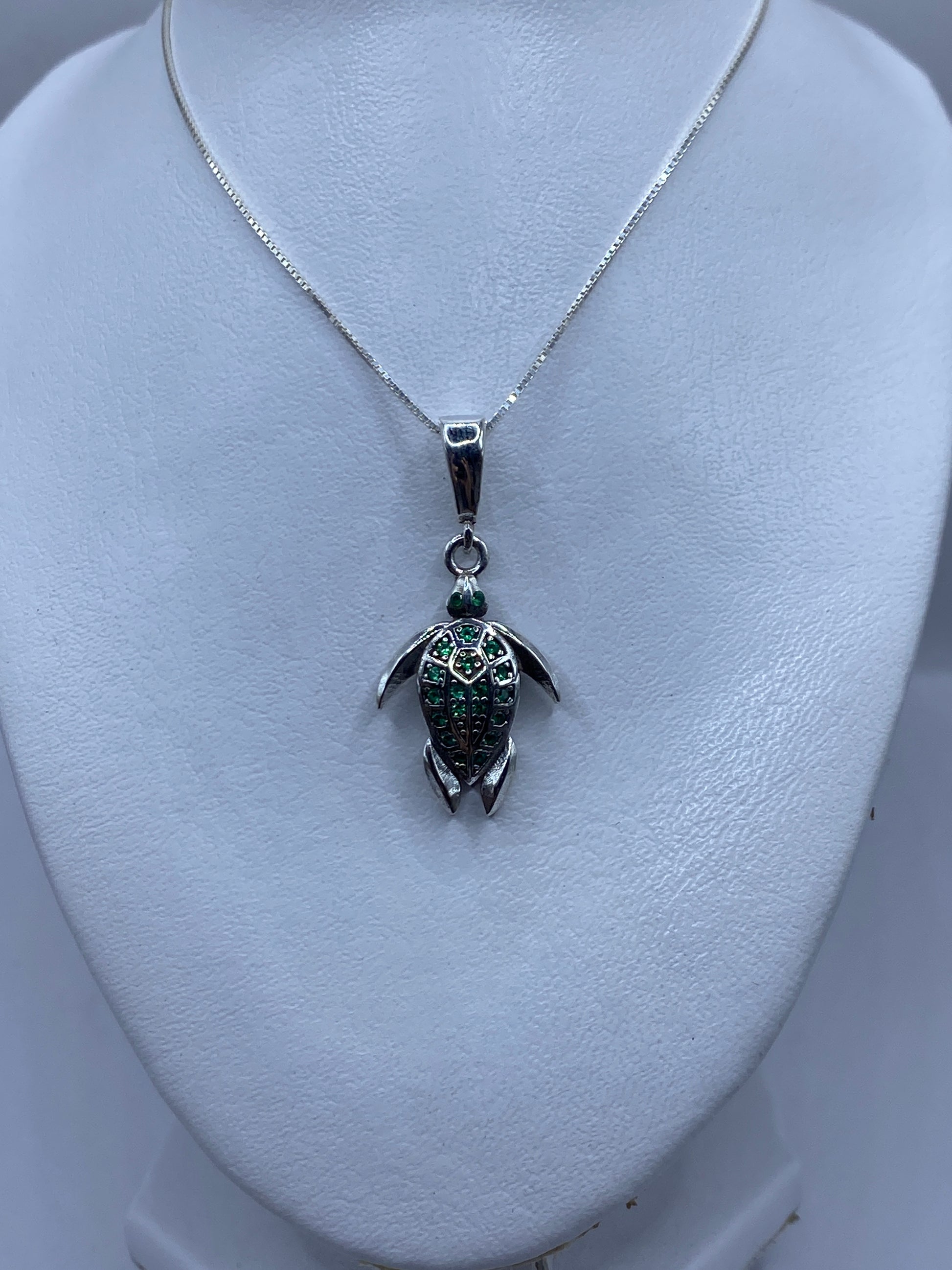 Dije tortuga en la palma de la mano, tamaño 4.3 cm, plata pulida