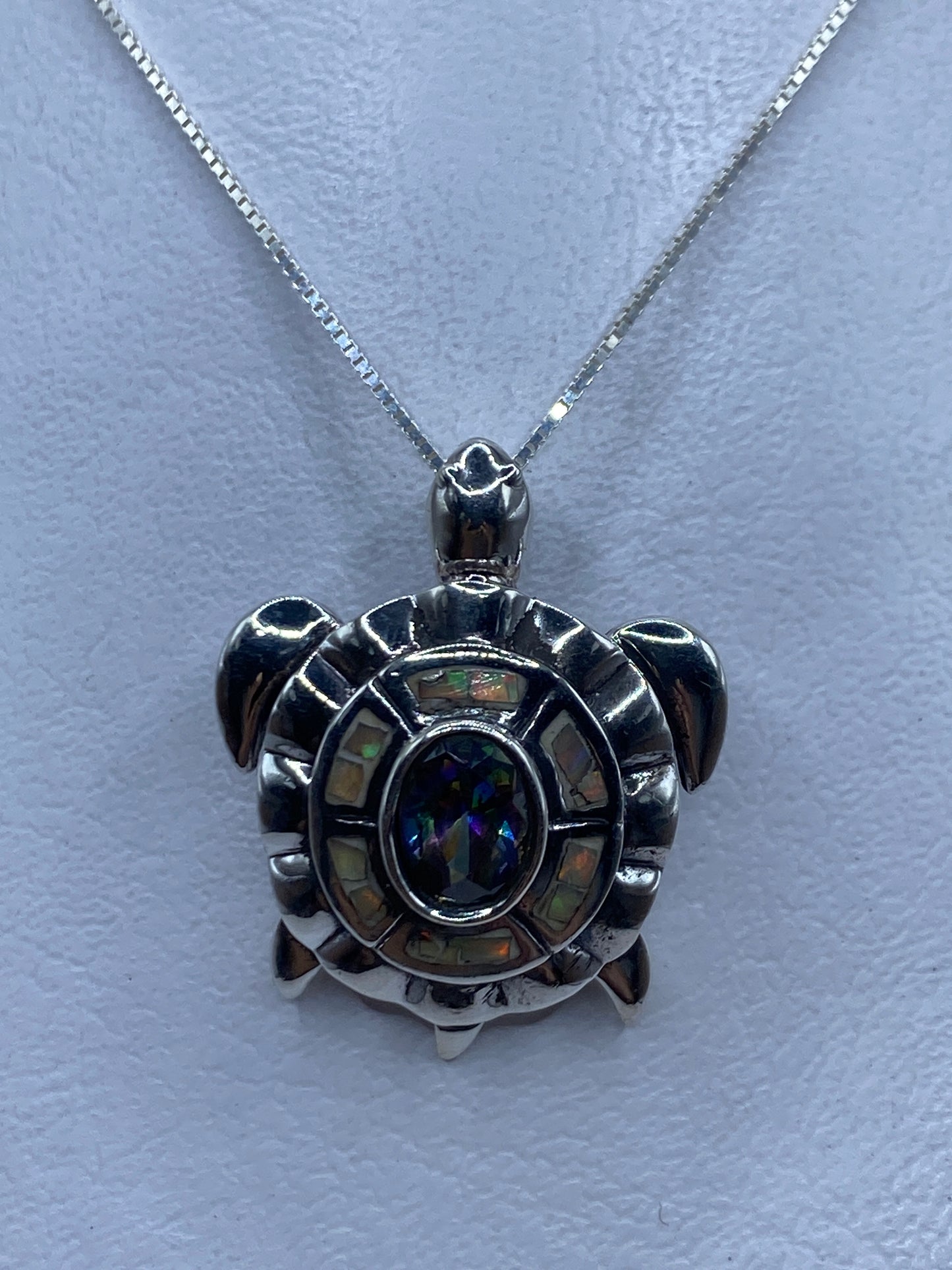 Dije tortuga en plata .950 con ópalo de fuego multicolor engastado a mano