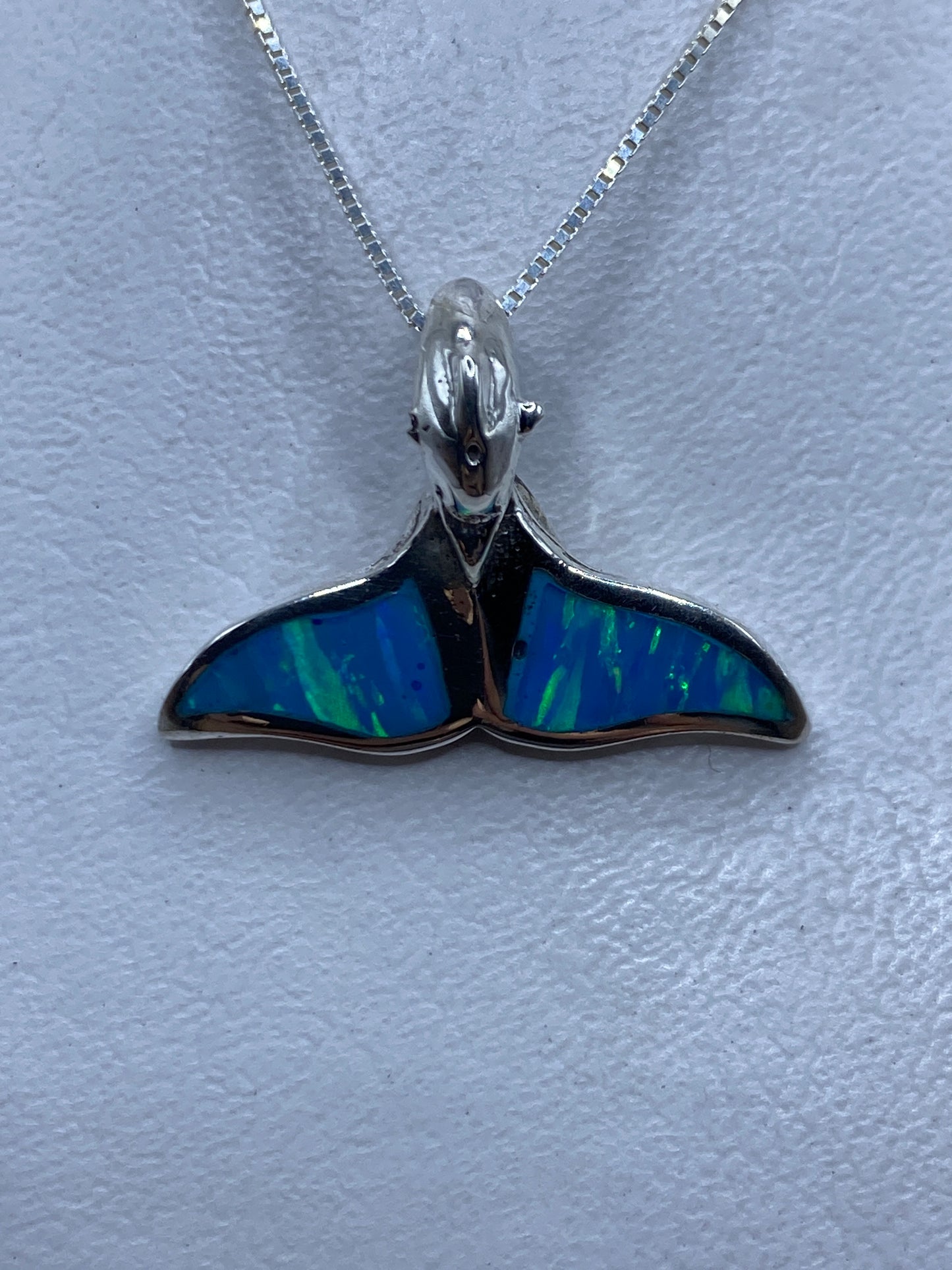 Dije ballena de plata con ópalo de fuego azul cielo, colgado en collar de cadena fina