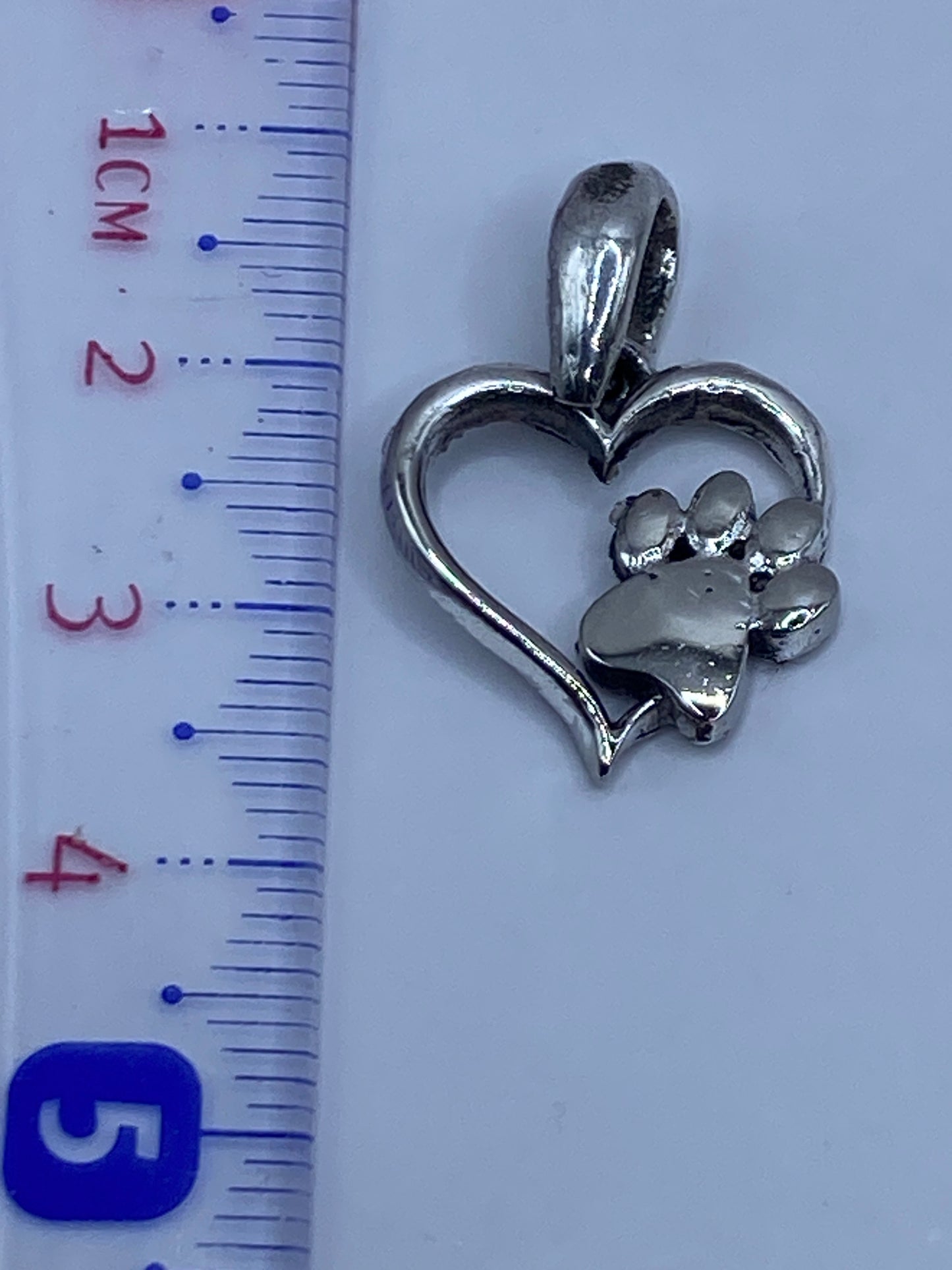 Dije de 3.3 cm junto a regla en centímetros para escala