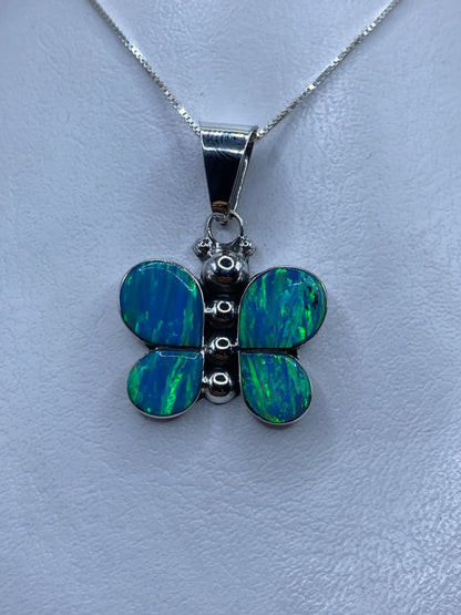 Dije mariposa en plata .925 con ópalo de fuego azul cielo colgando de una cadena plateada