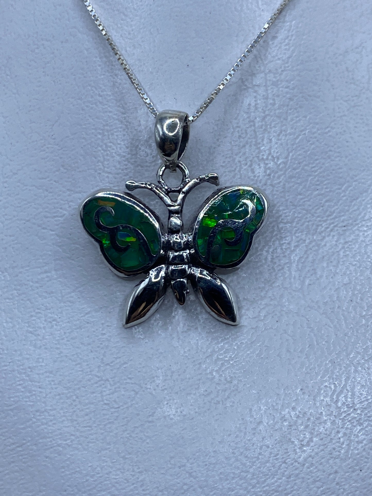 Dije de mariposa en plata .950 con Ópalo de Fuego verde engastado a mano