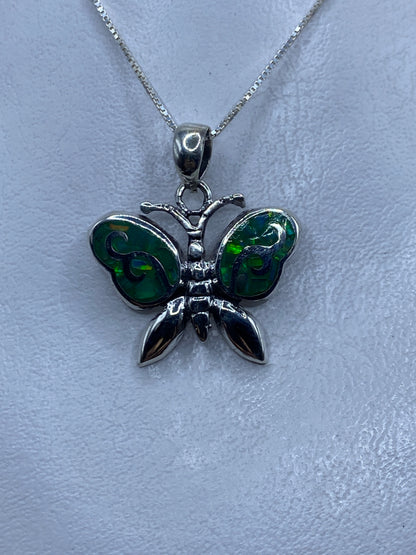 Dije de mariposa en plata .950 con Ópalo de Fuego verde engastado a mano