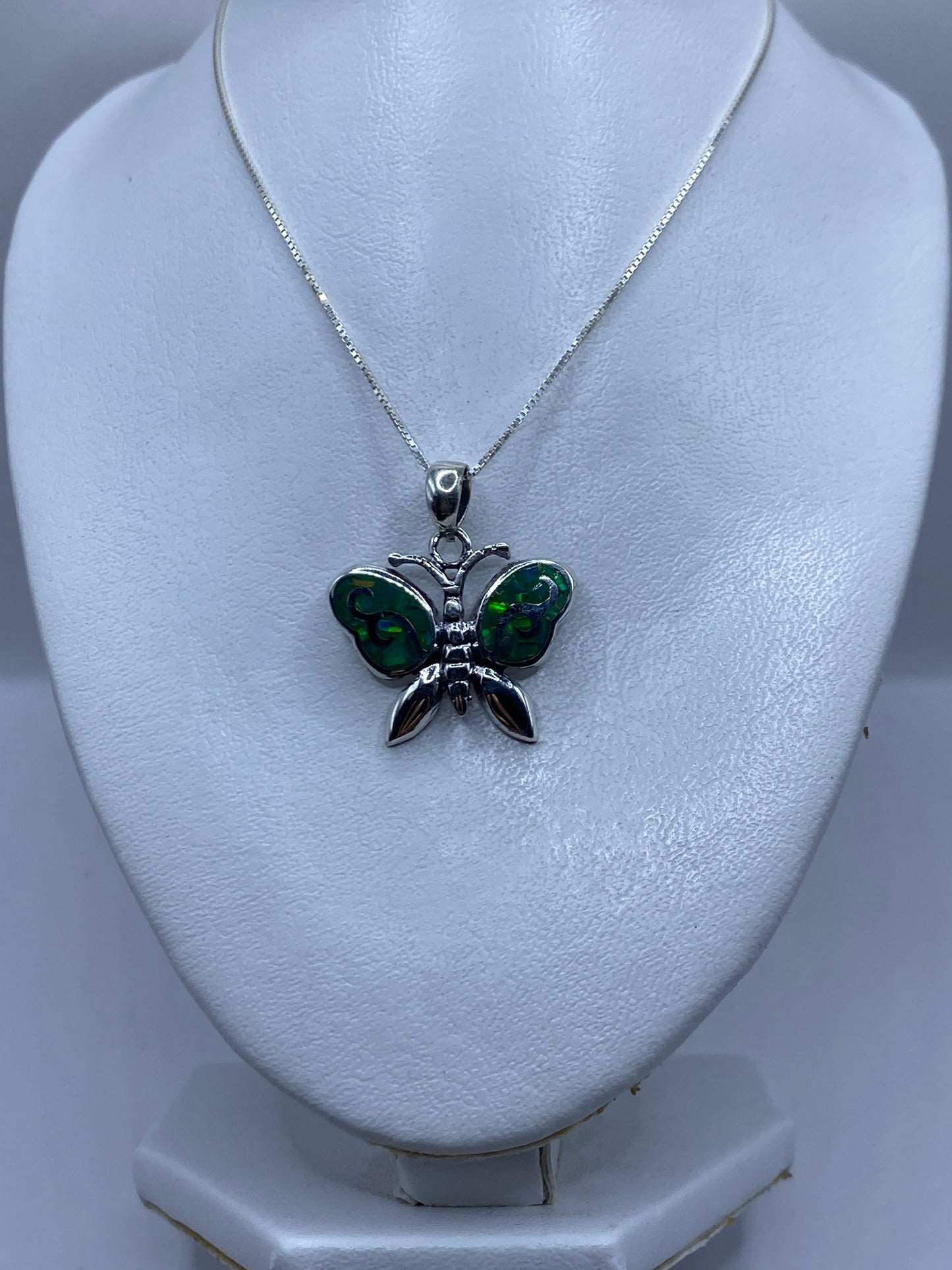 Mariposa de plata .950 mostrando el verde brillante del Ópalo de Fuego