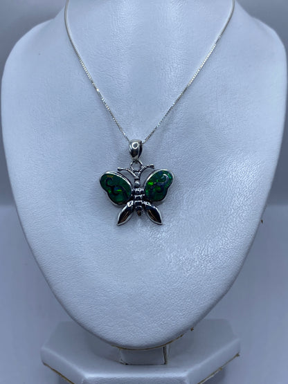Mariposa de plata .950 mostrando el verde brillante del Ópalo de Fuego