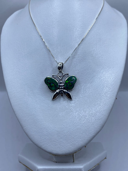 Mariposa de plata .950 mostrando el verde brillante del Ópalo de Fuego