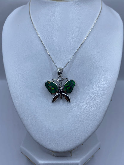 Dije de 3.6 cm de largo en forma de mariposa con Ópalo de Fuego
