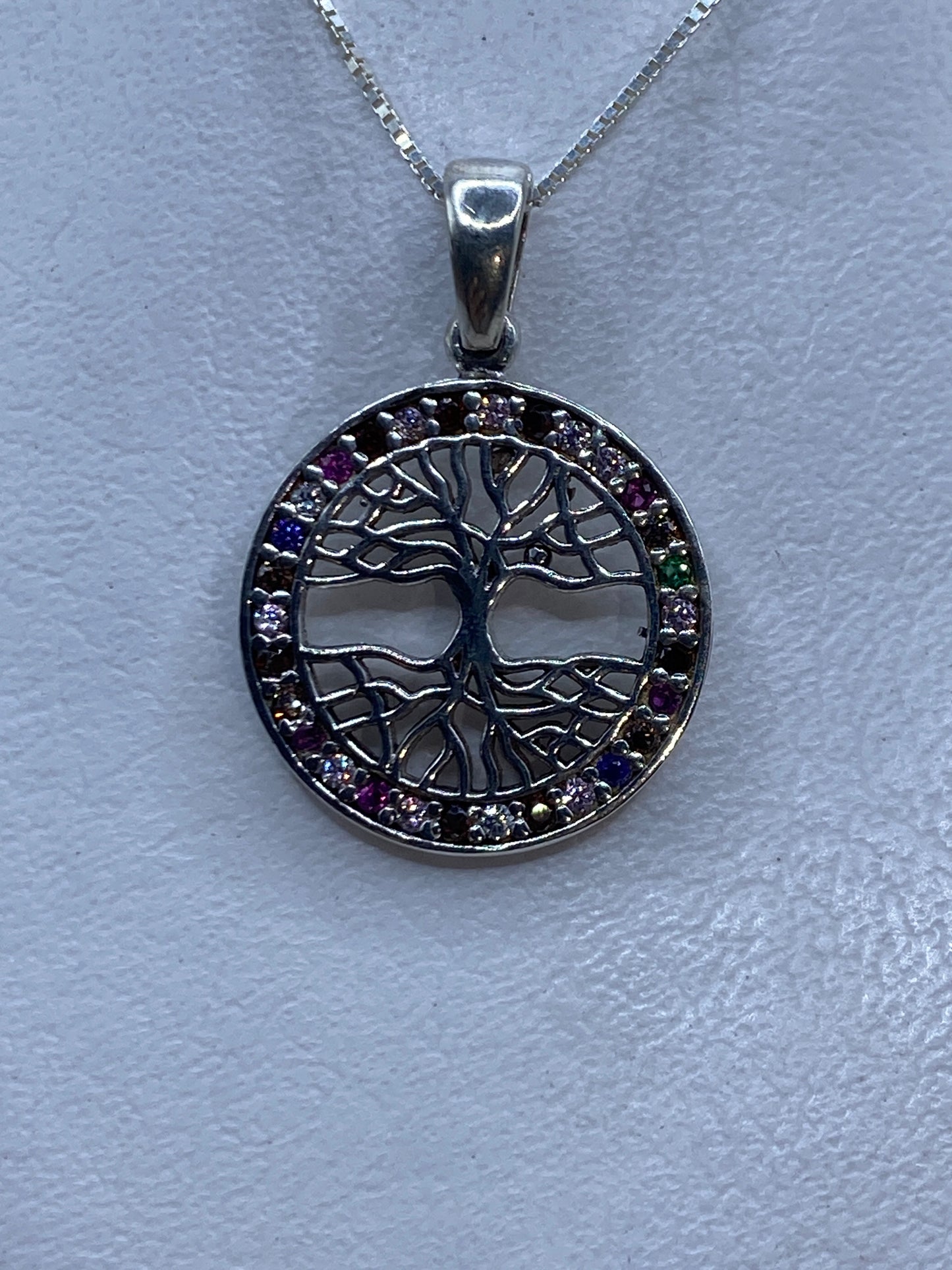 Dije Árbol de la Vida en plata .925 con circonia multicolor colgando de cadena