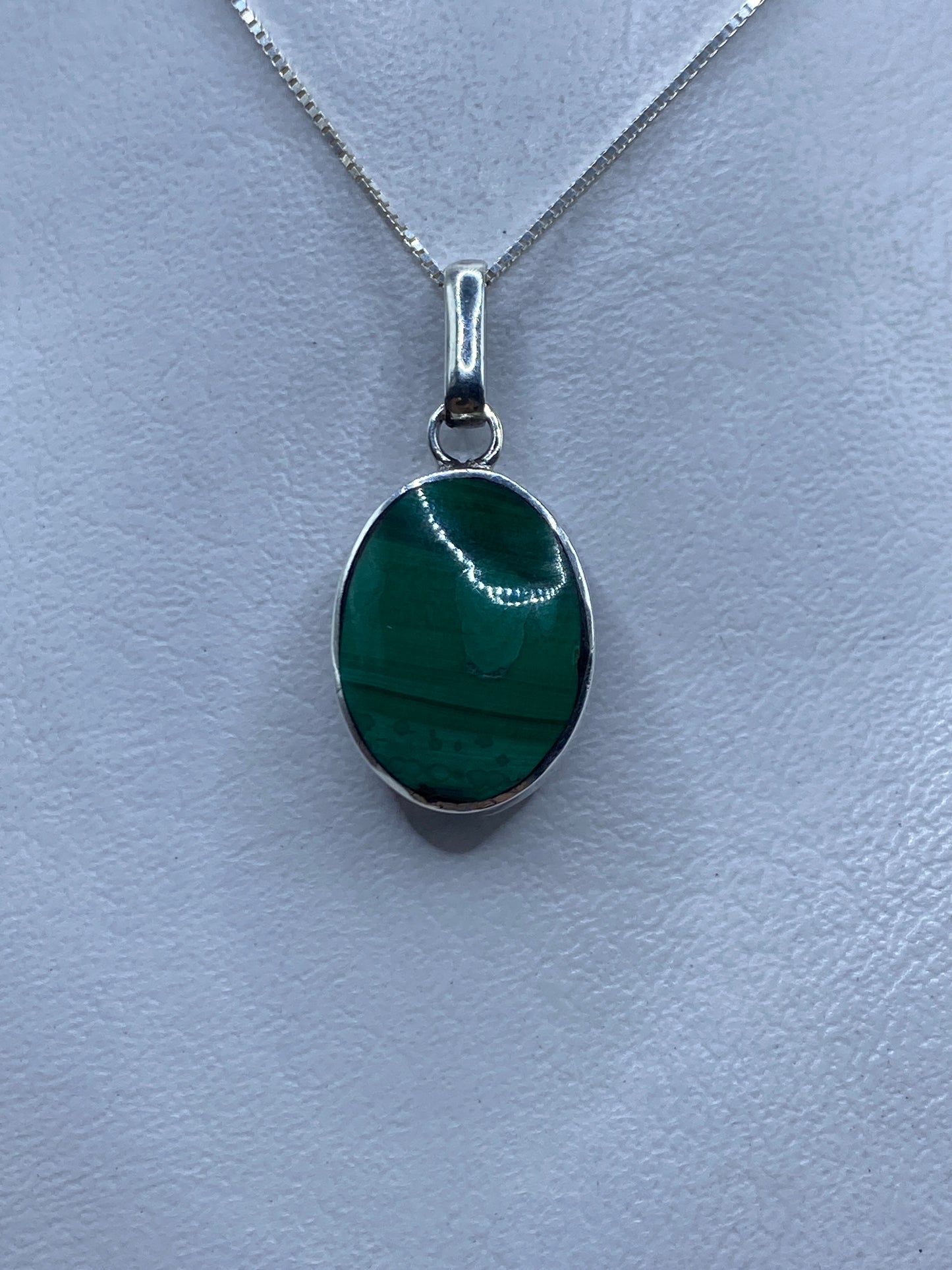 Dije de plata .925 con malaquita verde oscura sobre cadena fina, vista frontal